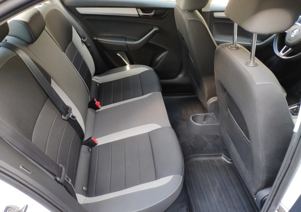 Skoda RAPID cena 32900 przebieg: 173600, rok produkcji 2018 z Sieraków małe 277